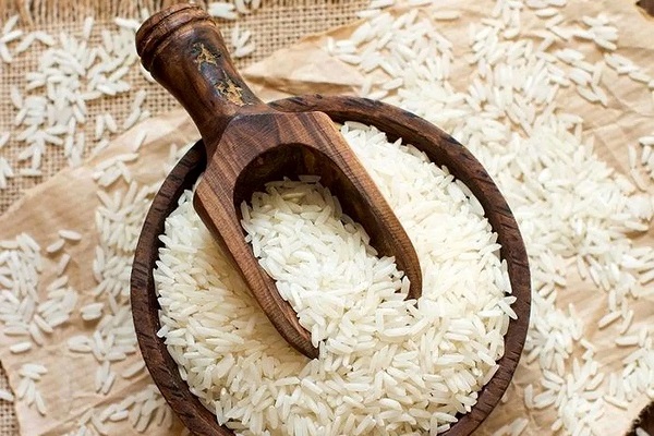برنج خام در یک ظرف چوبی