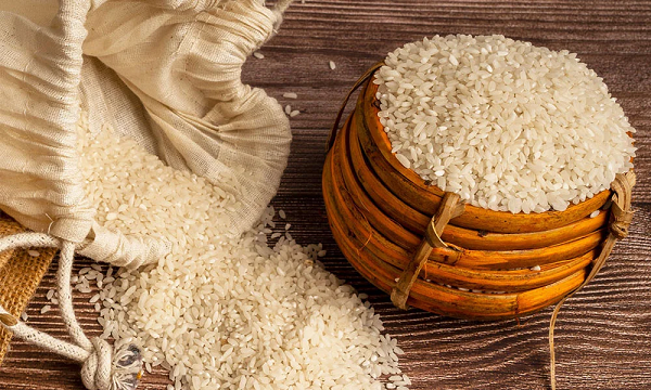 برنج خام در کیسه و ظرف چوبی