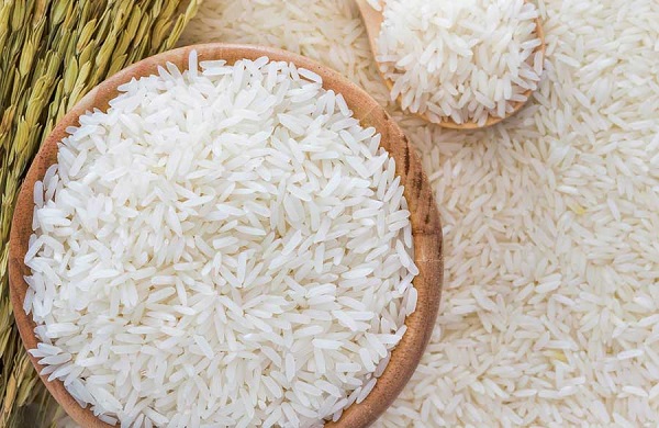 برنج خام در ظرف چوبی